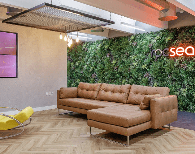 Artificial green walls as privacy screens in the office