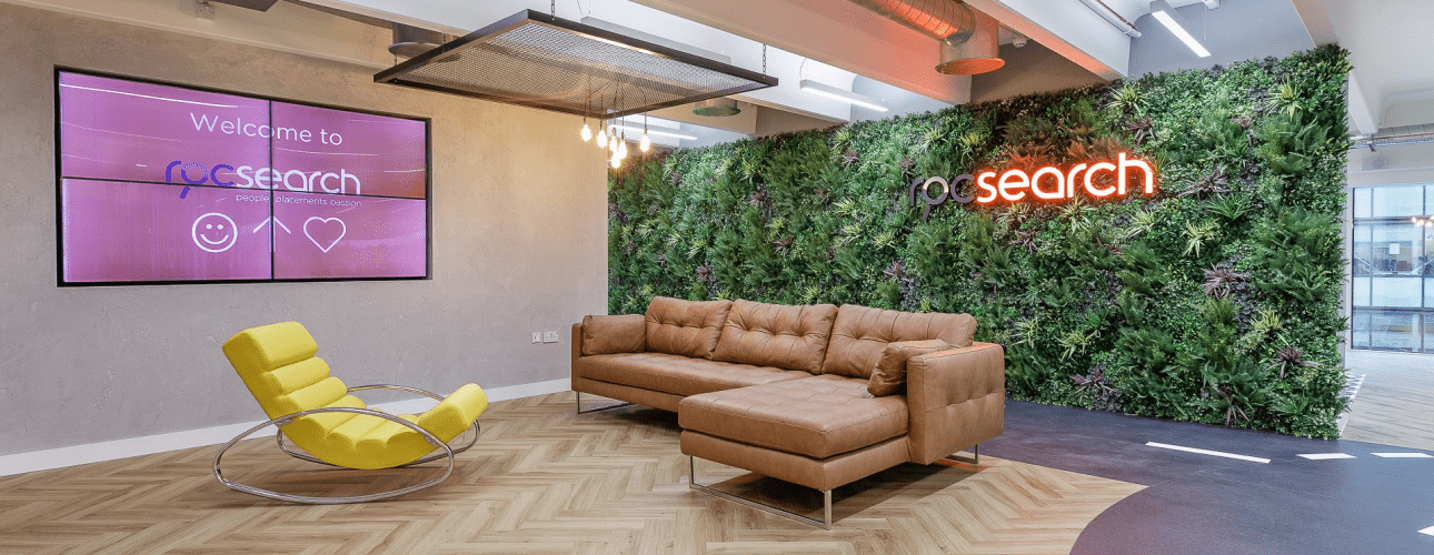 Artificial green walls as privacy screens in the office